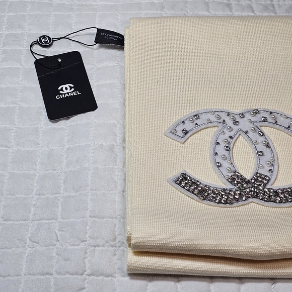 CHANEL Cashmere And Silk Cream Knit Scarf with Pearl Logo Embellishments NWT - Picture 7 of 10